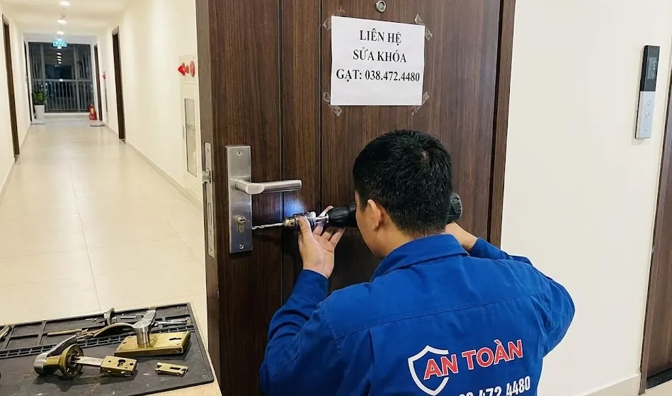 Quy trình tháo và lắp khóa gạt cửa gỗ