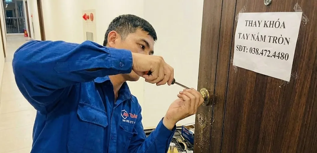 Cách tháo và lắp khóa tay nắm tròn